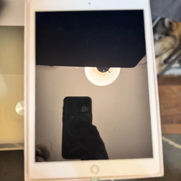 iPad 7th gen w/ wifi & cellular - pristine condition - Picture 3 of 4